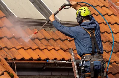 Démoussage et hydrofuge de toiture à Sainte-Croix